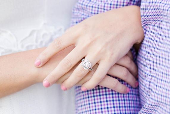 What does the average man spend on sale on an engagement ring